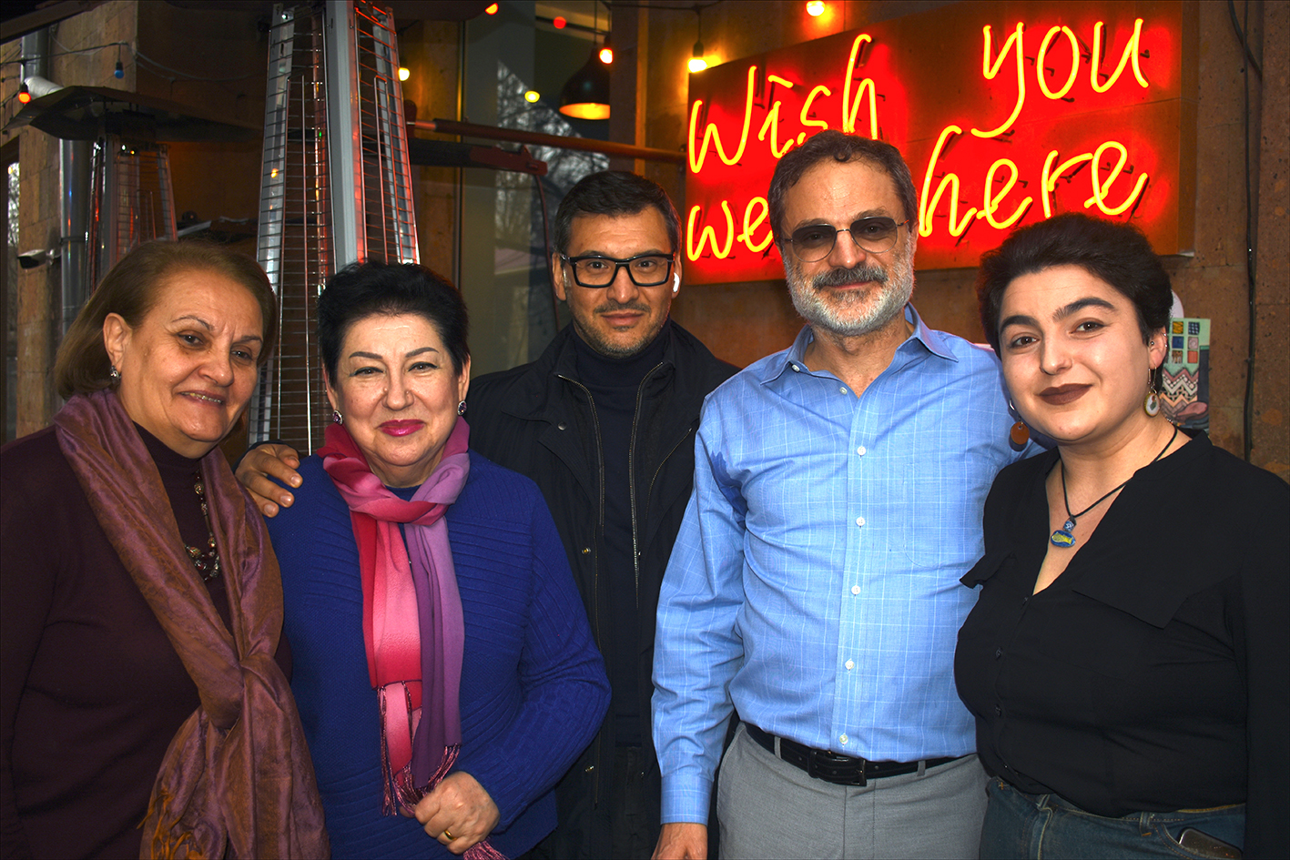 Des membres de la minuscule communauté juive d'Arménie se réunissent dans un restaurant à Erevan sur cette photo non datée. (Crédit : Larry Luxner)