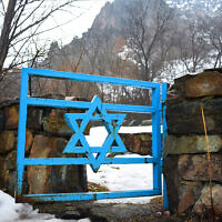 Une étoile de David marque l'entrée de l'ancien cimetière juif de Yeghegis, en Arménie, qui contient des pierres tombales datant des 13e et 14e siècles. (Crédit : Larry Luxner)