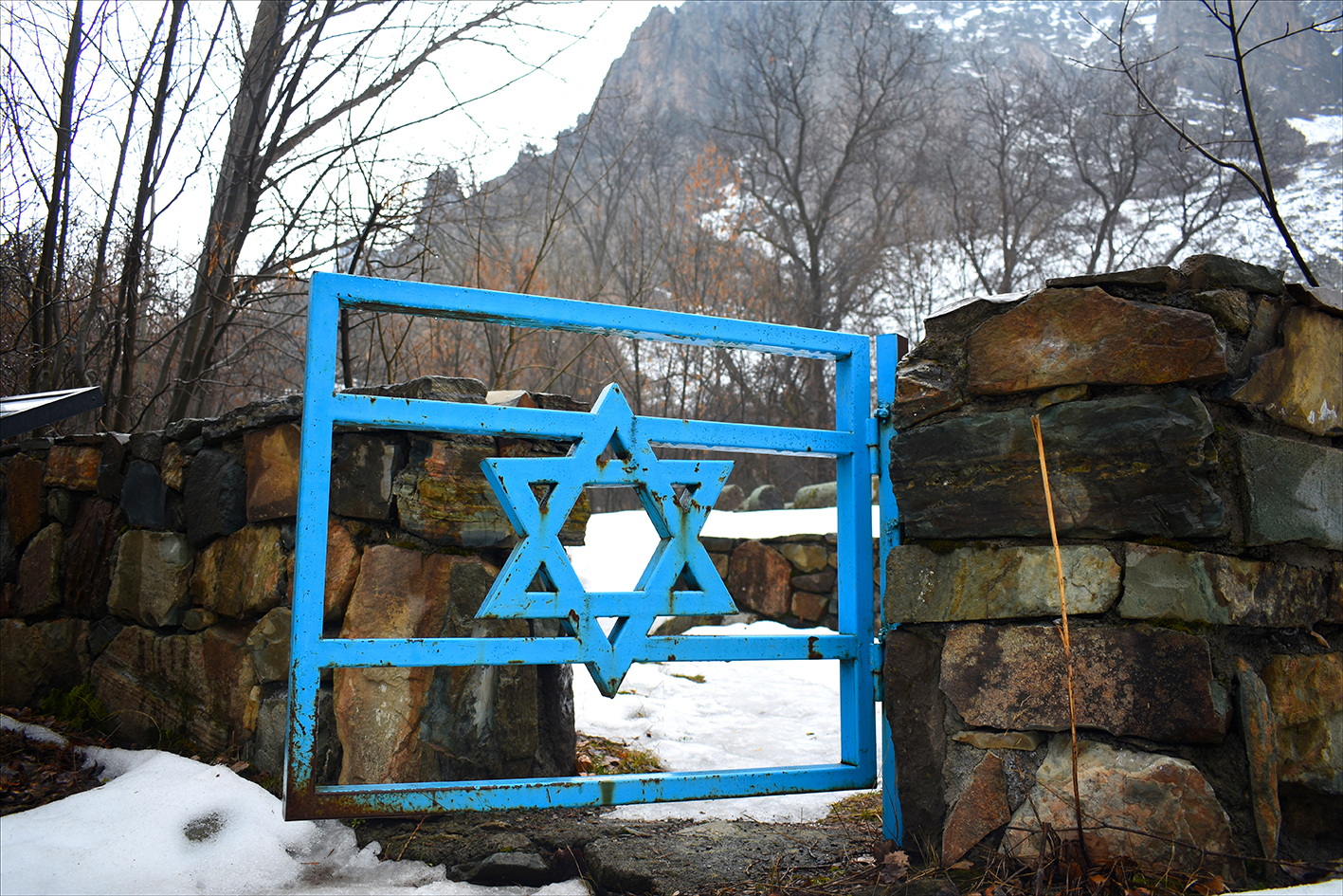 Une étoile de David marque l'entrée de l'ancien cimetière juif de Yeghegis, en Arménie, qui contient des pierres tombales datant des 13e et 14e siècles. (Crédit : Larry Luxner)