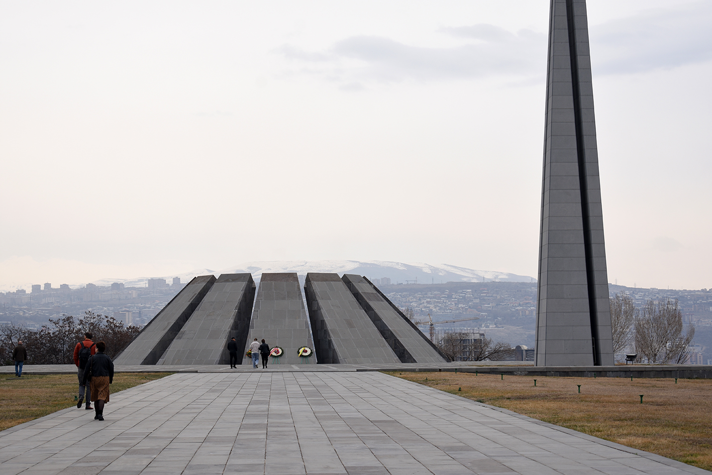 Le Tsitsernakaberd, ou complexe commémoratif du génocide arménien, est le mémorial officiel du pays aux victimes du génocide arménien de 1915-1916. (Crédit : Larry Luxner)