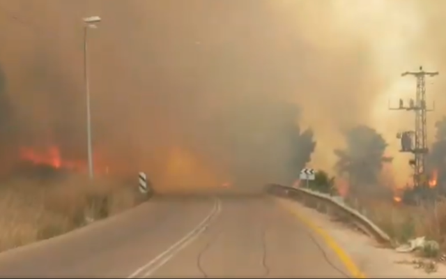 Un feu de broussailles près de Bartaa, dans la région de Wadi Ara, au milieu d'une vague de chaleur, le 17 juillet 2019. (Crédit : Capture d'écran : Twitter)