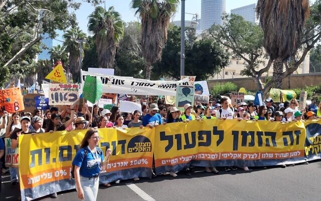 Des manifestants prennent part à la marche annuelle sur le changement climatique à Tel Aviv, le 28 octobre 2022. (Crédit : Dov Greenblat/SPNI)