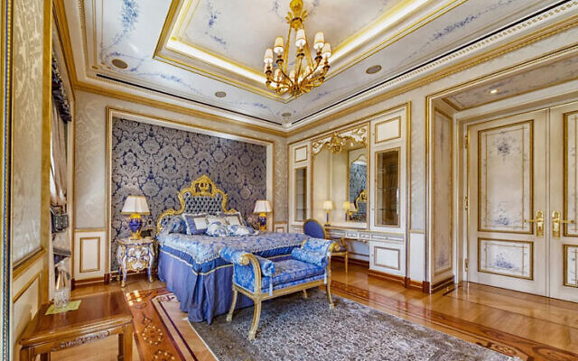 Chambre à coucher dans le manoir de Valery Kogan à Césarée (Crédit : Sotheby International Realty)