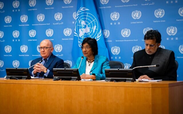 Les commissaires des Nations Unies Chris Sidoti, à gauche, Navi Pillay, au centre, et Miloon Kothari, à droite, discutent de leur enquête sur Israël et les Palestiniens aux Nations Unies à New York, le 27 octobre 2022. (Crédit : Luke Tress/Times of Israel)