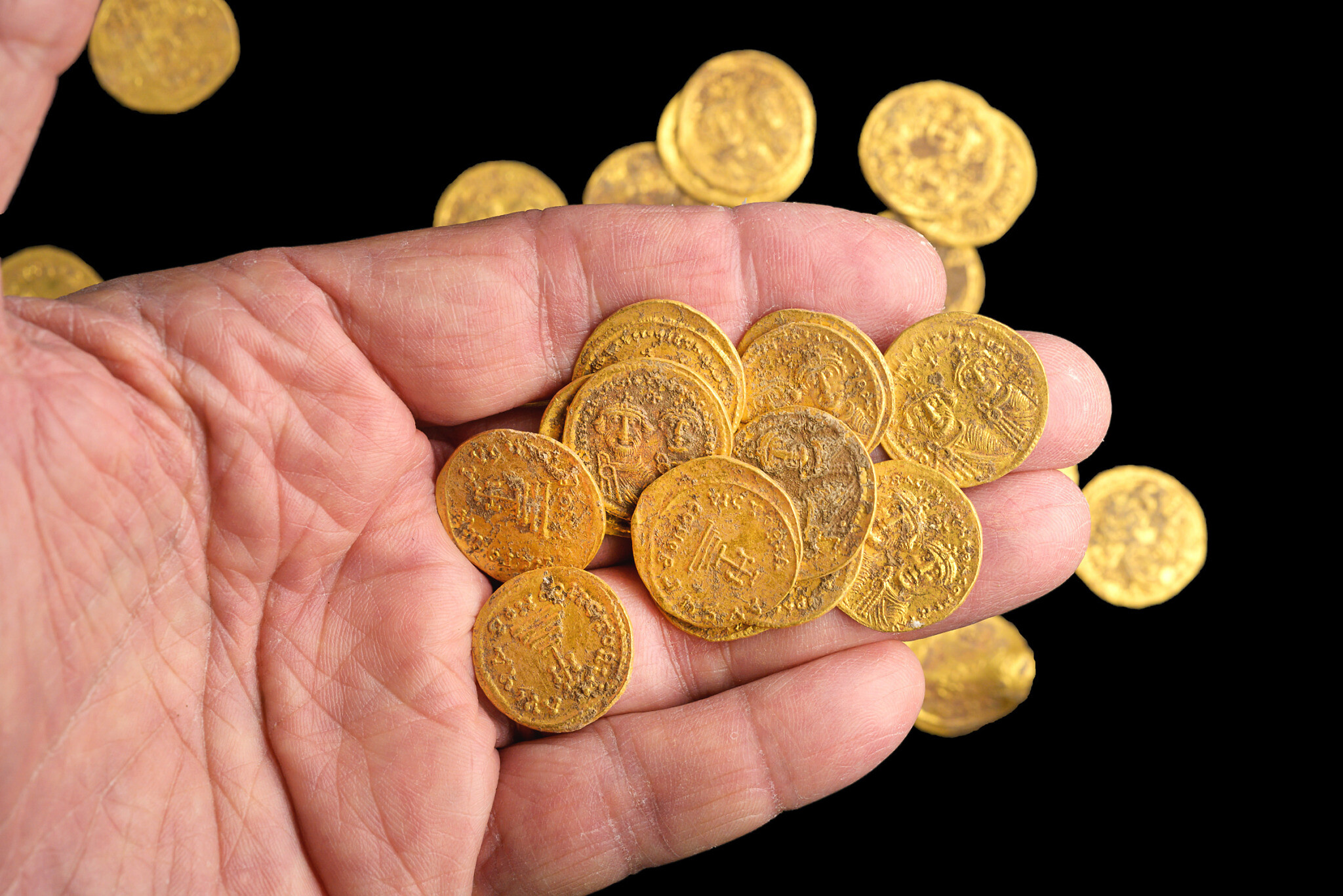 Une tirelire remplie de pièces d'or retrouvée lors d'une fouille à Yavne -  The Times of Israël