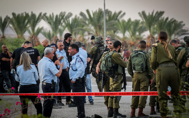 L'armée et la police israéliennes sur les lieux d'une attaque à la voiture-bélier à la jonction d'Almog en Cisjordanie, le 30 octobre 2022. (Crédit : Jamal Awad/Flash90)