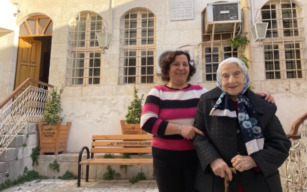 Olga avec la mère de son époux Daoud Cemel, Adile, 90 ans, à Antioche, en Turquie. (Crédit :  David I. Klein/ JTA)