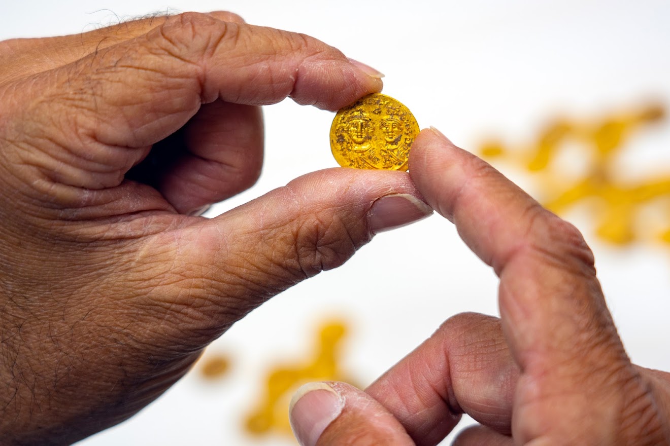 Un voleur d'antiquités arrêté en possession de pièces de monnaie anciennes  - The Times of Israël