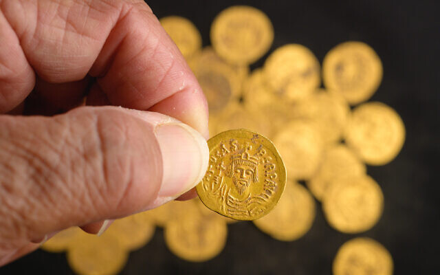 Une pièce en or frappée par l'empereur byzantin Phocas. (Crédit : Dafna Gazit/Israel Antiquities Authority)