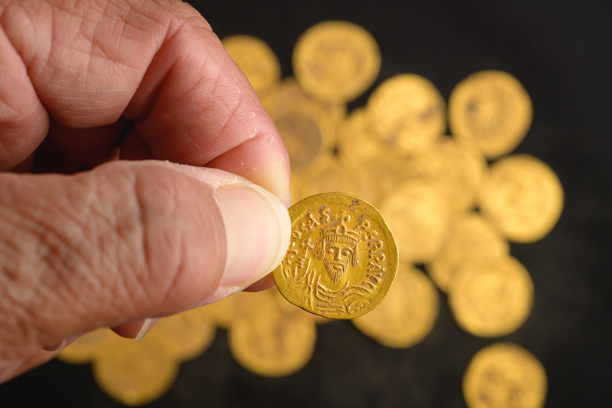 Des pièces d'or découvertes dans une cache secrète datant de la