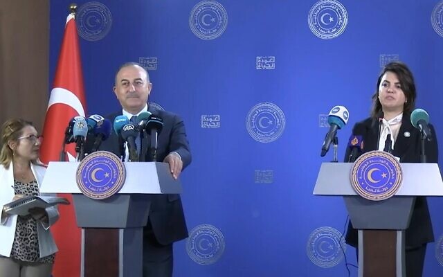 La ministre libyenne des Affaires étrangères Najla al-Mangoush et le ministre turc des Affaires étrangères Mevlut Cavusoglu lors d'une conférence de presse à Tripoli, le 3 octobre 2022. (Crédit : Hosam Ahmad/AFPTV/AFP)