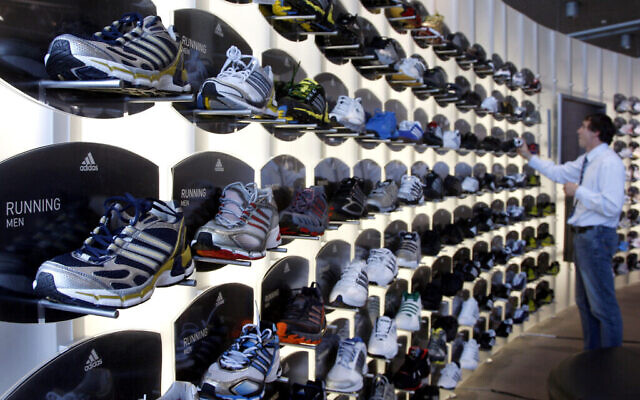 Sur cette photo du 7 mai 2009, on voit des chaussures de la marque allemande Adidas en vente dans le magasin de Herzogenaurach, en Allemagne. (Crédit : AP/Matthias Schrader)