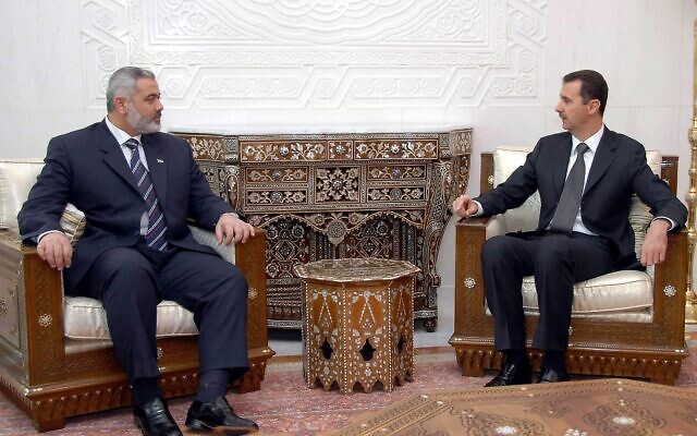 Le président syrien Bashar el-Assad, à droite, rencontrant Ismail Haniyeh du groupe terroriste palestinien du Hamas, à Damas, en Syrie, le 4 décembre 2006. (Crédit : AP/Sana/Dossier)