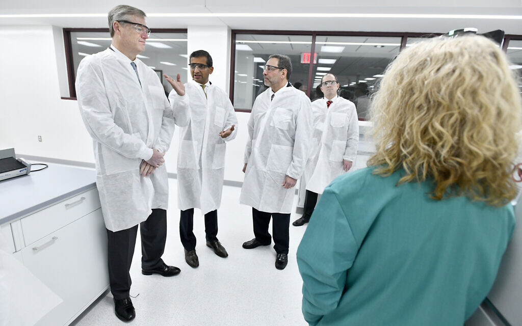  Illustration : Des personnes visitant les installations de recherche et de développement de Siemens Healthineers, un entreprise qui fournit chaque année plus de 10 milliards de tests de diagnostic de laboratoire dans le monde. (Crédit : Josh Reynolds/AP Images for Siemens Healthineers)