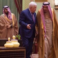 Le roi saoudien Salmane, à droite, recevant le dirigeant de l'Autorité palestinienne Mahmoud Abbas après son arrivée à Riyad, en Arabie saoudite, le 20 décembre 2017. (Crédit : al-Ekhbariya via AP/Dossier)