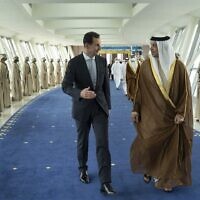 Le président syrien Bashar el-Assad, à gauche, s'entretenant avec Mansour ben Zayed Al Nahyan, vice-Premier ministre et ministre des Affaires présidentielles des Émirats arabes unis, à Dubaï, aux Émirats arabes unis, le 18 mars 2022. (Crédit : La présidence syrienne via AP)