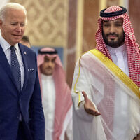 Le prince héritier saoudien Mohammed bin Salman, à droite, accueille le président américain Joe Biden au palais Al-Salam à Jeddah, en Arabie saoudite, le 15 juillet 2022. (Crédit : Bandar Aljaloud/Palais royal saoudien via AP)