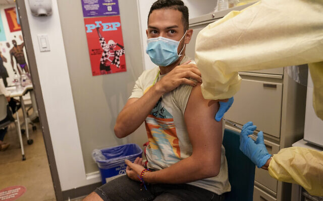 Illustration : Un patient se fait inoculer le vaccin contre la variole du singe dans un dispensaire de vaccination, à New York, le 19 août 2022. (Crédit : AP/Mary Altaffer)
