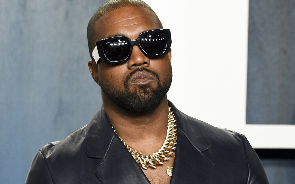Kanye West arrivant à la Vanity Fair Oscar Party, à Beverly Hills, en Californie, le 9 février 2020. (Crédit : Evan Agostini/Invision/AP/Dossier)