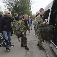 Des recrues russes embarquent à bord d'un bus à un bureau de recrutement de   Volzhskiy, dans la région de Volgograd, le 28 septembre 2022. (Crédit : AP Photo)