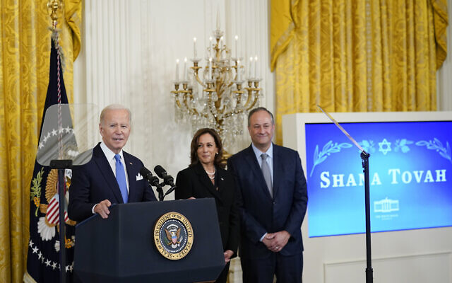 Le président américain Joe Biden, aux côtés de la vice-présidente Kamala Harris et de son mari Doug Emhoff, s'exprimant lors d'une réception pour célébrer les fêtes du Nouvel an juif dans la East Room de la Maison Blanche, à Washington, le vendredi 30 septembre 2022. (Crédit : AP Photo/Susan Walsh)