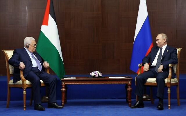 Le président russe Vladimir Poutine, à droite, et le président palestinien Mahmoud Abbas discutent durant leur rencontre en marge de la conférence du sommet de la CICA (Confidence Building Measures in Asia) à Astana, au Kazakhstan, le 13 octobre 2022. (Crédit : Vyacheslav Prokofyev, Sputnik, Kremlin Pool Photo via AP)