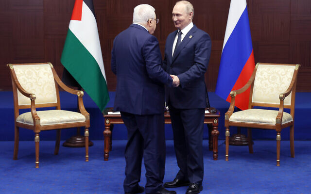 Le président russe Vladimir Poutine, à droite, et le président de l'Autorité palestinienne Mahmoud Abbas se saluant à Astana, au Kazakhstan, le 13 octobre 2022. (Crédit : Vyacheslav Prokofyev, Sputnik, Kremlin Pool Photo via AP)