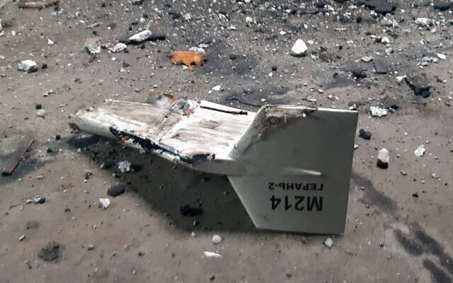 L'épave de ce que Kiev a décrit comme un drone iranien Shahed abattu près de Kupiansk, en Ukraine. (Crédit : Direction des communications stratégiques de l'armée ukrainienne via AP/Dossier)