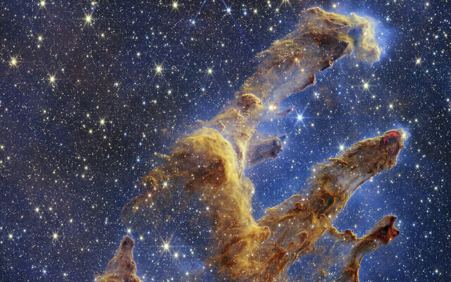 Les "Piliers de la Création", capturés par le télescope spatial James Webb en vue de lumière quasi infrarouge, image publiée par la NASA le 19 octobre 2022. (Crédit : NASA/ESA/ASC/STScI via AP)