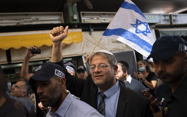 Itamar Ben Gvir, député d'extrême droite israélien et leader d'Otzma Yehudit, visitant le marché Hatikva pendant sa campagne en vue des élections de novembre, à Tel Aviv, le 21 octobre 2022. (Crédit : AP Photo/Oded Balilty)