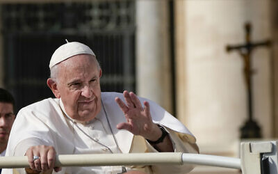 Le pape François après de son audience générale hebdomadaire sur la place Saint-Pierre au Vatican, le 26 octobre 2022. (Crédit : AP Photo / Alessandra Tarantino)
