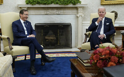 Le président Joe Biden et le président israélien Isaac Herzog, lors d'une réunion dans le Bureau ovale de la Maison Blanche, le mercredi 26 octobre 2022, à Washington. (AP Photo/Patrick Semansky)