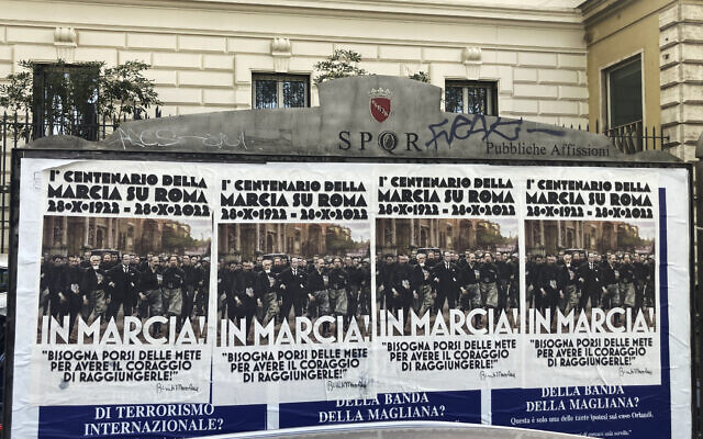 Des affiches commémorant le 100e anniversaire de la Marche sur Rome, portant une image du dictateur fasciste italien Benito Mussolini sur lesquelles portant l’inscription : "En marche ! Il faut se fixer des objectifs pour avoir le courage de les atteindre", affichées à Rome, le 27 octobre 2022. (Crédit : AP Photo/Gregorio Borgia)