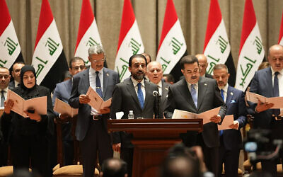 Cette photo fournie par le Bureau d'information du Parlement irakien montre les ministres du nouveau gouvernement irakien prêtant serment lors de la session parlementaire pour voter sur le nouveau gouvernement à Bagdad, en Irak, le 27 octobre 2022. (Crédit : Bureau d'information du Parlement irakien via AP)