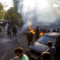 Des Iraniens protestent contre la mort de Mahsa Amini, 22 ans, après son arrestation par la police des mœurs le mois dernier, à Téhéran, le 27 octobre 2022. (Cette photo a été prise par une personne non employée par l'Associated Press et obtenue par l'AP hors d'Iran/ Middle East Images)