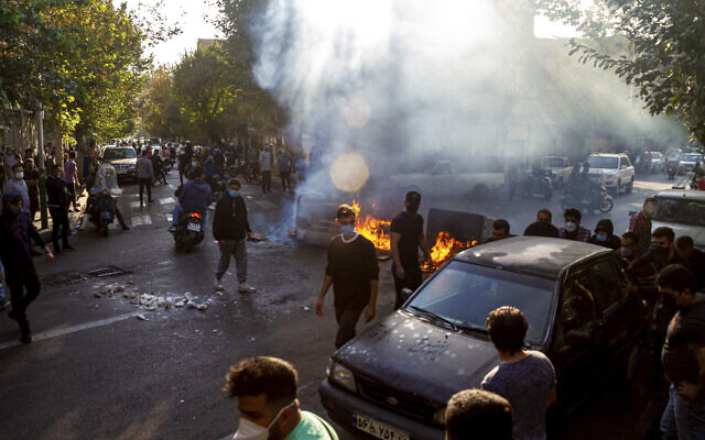 Des Iraniens protestent contre la mort de Mahsa Amini, 22 ans, après son arrestation par la police des mœurs le mois dernier, à Téhéran, le 27 octobre 2022. (Cette photo a été prise par une personne non employée par l'Associated Press et obtenue par l'AP hors d'Iran/ Middle East Images)