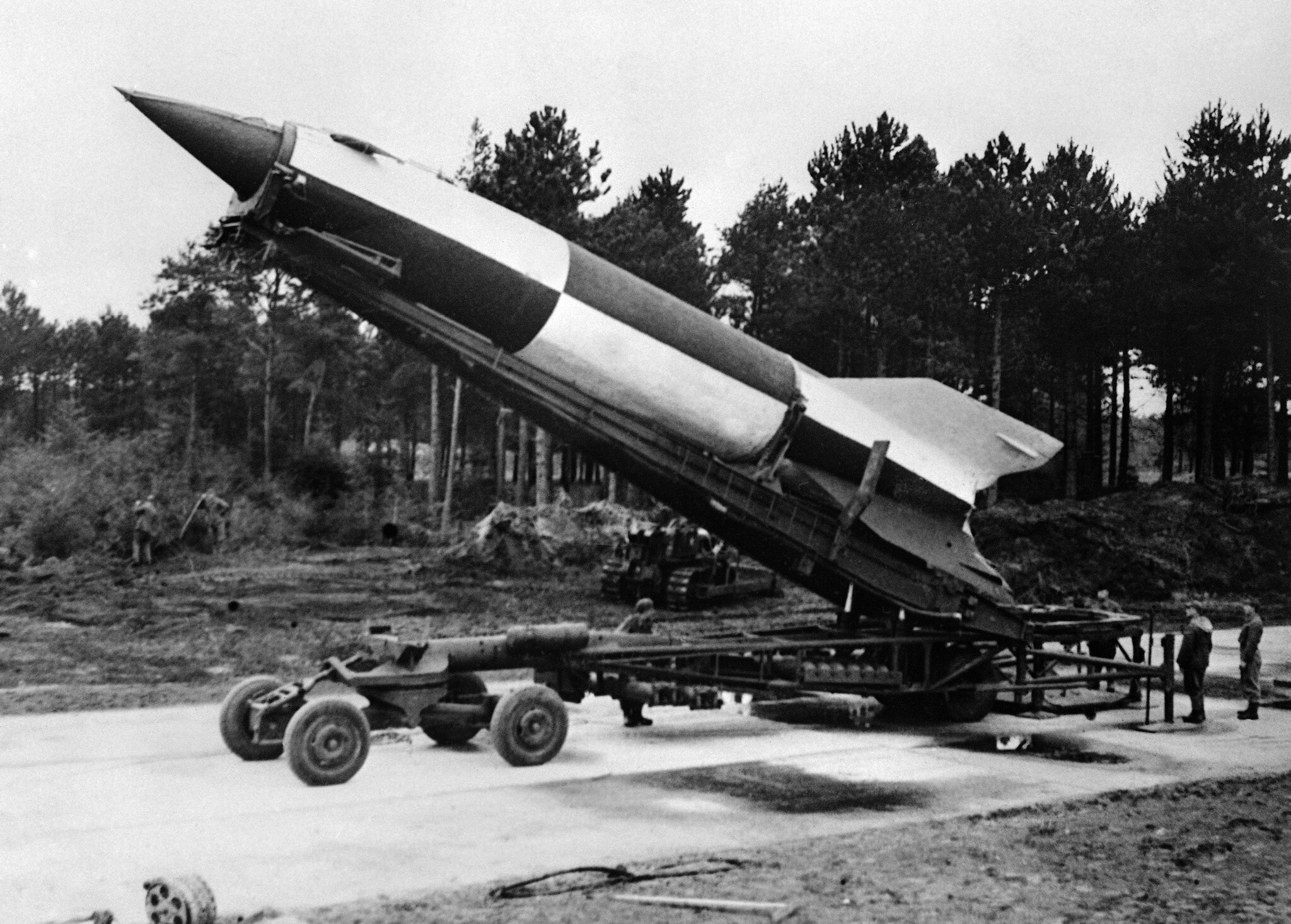 Une roquette en élévation pour être placée en position verticale de feu derrière un camion à Cuxhaven, en Allemagne, le 15 octobre 1945. (Crédit : AP Photo)
