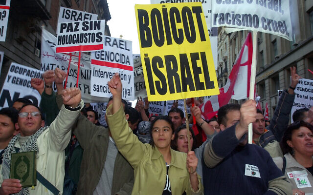 Une foule protestant contre Israël lors d'une manifestation d'environ 10 000 personnes à Madrid, en Espagne, le 15 avril 2002. (Crédit : AP Photo/Denis Doyle/Dossier)