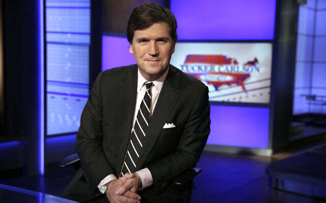 Tucker Carlson, animateur de "Tucker Carlson Tonight", pose pour des photos dans un studio de Fox News Channel, le 2 mars 2017, à New York. (Crédit : Richard Drew/AP)