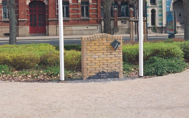 La plaque commémorative aux Dunkerquois juifs arrêtés et déportés pendant la Shoah, à Dunkerque, en septembre 2022. (Crédit : Twitter @_Dmnt)