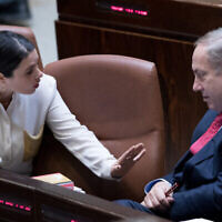Archive : Benjamin Netanyahu (à droite) et Ayelet Shaked, à la Knesset (Crédit : Yonatan Sindel/Flash90)