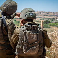 Archive : Des soldats israéliens à Metula, à la frontière entre Israël et le Liban, au nord d’Israël, le 15 mai 2021. (Crédit : Basel Awidat/Flash90)