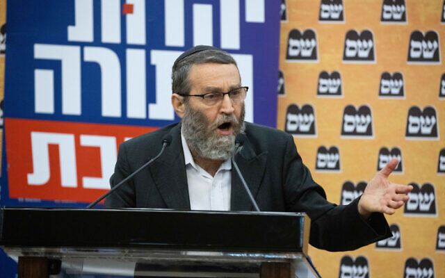 Le député de Yahadout HaTorah Moshe Gafni faisant une déclaration à la presse à la Knesset, à Jérusalem, le 8 juin 2021. (Crédit : Yonatan Sindel/Flash90)