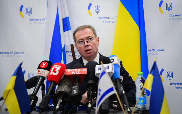 L'ambassadeur ukrainien en Israël, Yevgen Korniychuk, lors d'une déclaration aux médias à Tel Aviv, le 11 mars 2022. (Crédit : Avshalom Sassoni‎‏/Flash90)