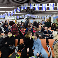 Des immigrants juifs fuyant les zones de guerre de l'Ukraine à leur arrivée à l'aéroport Ben Gurion, près de Tel Aviv, le 15 mars 2022. (Crédit : Tomer Neuberg/Flash90)