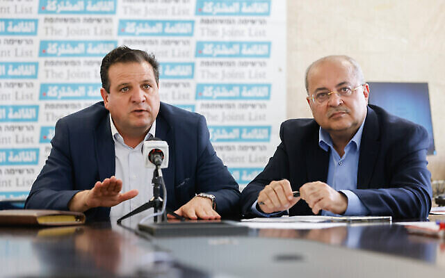 Le chef de Hadash Ayman Odeh (à gauche) et le chef de Taal Ahmad Tibi assistent à une réunion de la Liste arabe unie à la Knesset, le 30 mai 2022. (Crédit : Olivier Fitoussi/Flash90)
