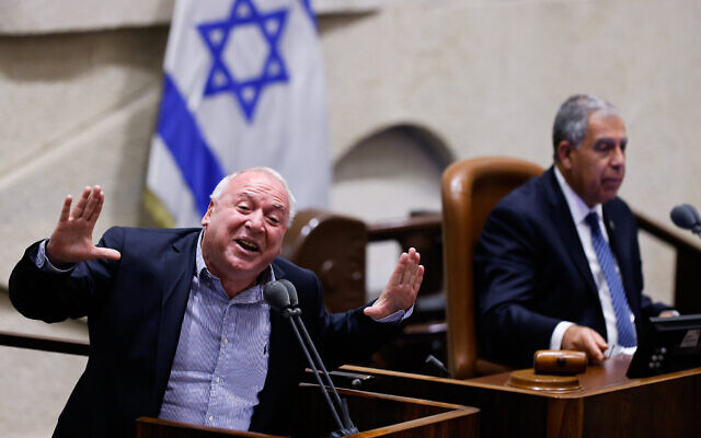 David Amsalem, député du Likud, s'adressant au plénum de la Knesset, le 1er juin 2022. (Crédit : Olivier Fitoussi/Flash90)