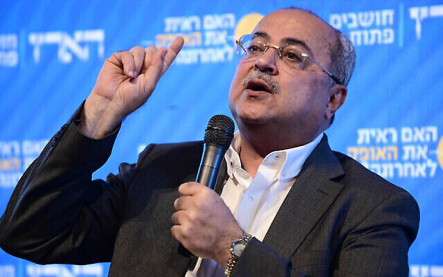 Le député de la Liste arabe unie, Ahmad Tibi, s'exprimant lors de la conférence Haaretz au Centre Peres pour la paix et l'innovation à Jaffa, le 16 juin 2022. (Crédit : Tomer Neuberg/Flash90)