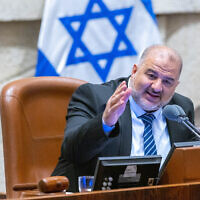 Le leader de Raam, le député Mansour Abbas, dirigeant une discussion et un vote sur un projet de loi visant à dissoudre la Knesset, le 29 juin 2022. (Crédit : Olivier Fitoussi/Flash90)