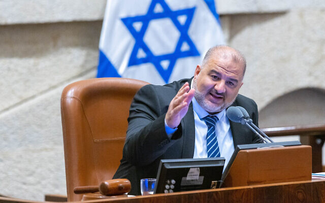 Le leader de Raam, le député Mansour Abbas, dirigeant une discussion et un vote sur un projet de loi visant à dissoudre la Knesset, le 29 juin 2022. (Crédit : Olivier Fitoussi/Flash90)
